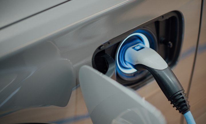 Elektrische auto wordt opgeladen