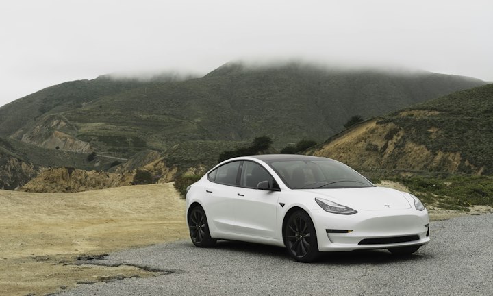Elektrische auto in het landschap
