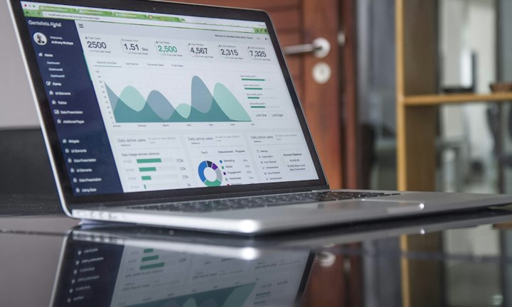 Laptop met financiële cijfers