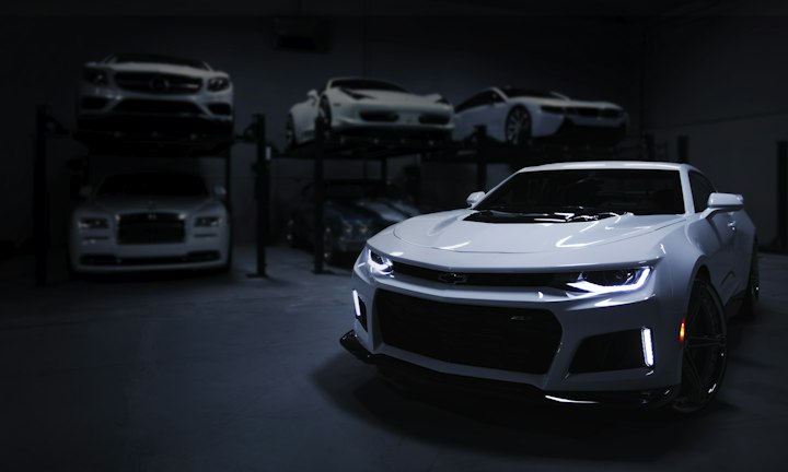 Auto's in een showroom